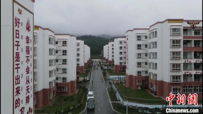 越西縣最大的易地扶貧搬遷安置點(diǎn)——城北感恩社區(qū)。　何浠 攝
