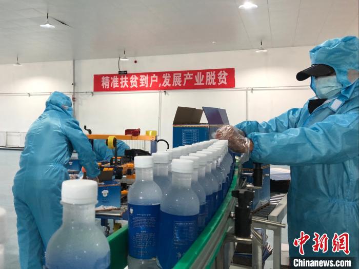 圖為阿里地區(qū)措勤縣某飲用水加工公司，該公司以“基地+公司+貧困民眾”為運(yùn)營(yíng)模式，帶動(dòng)貧困民眾68戶232人。　謝牧 攝