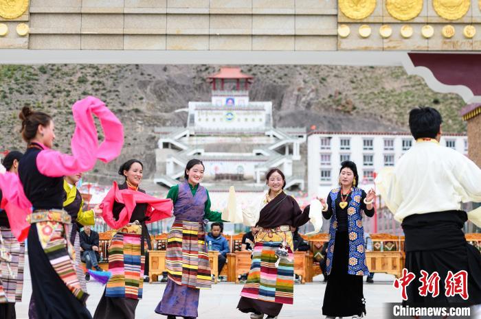 圖為西藏昌都市洛隆縣易地搬遷安置點(diǎn)阿托卡小康示范新村村民載歌載舞慶脫貧(資料圖)?！『闻罾?攝