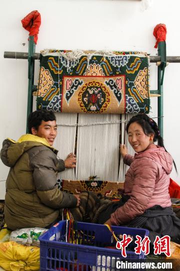圖為1月15日，在日喀則市謝瑪氆氌農(nóng)村合作社，拉孜村一對(duì)夫婦在編織卡墊(資料圖)?！≮w朗 攝