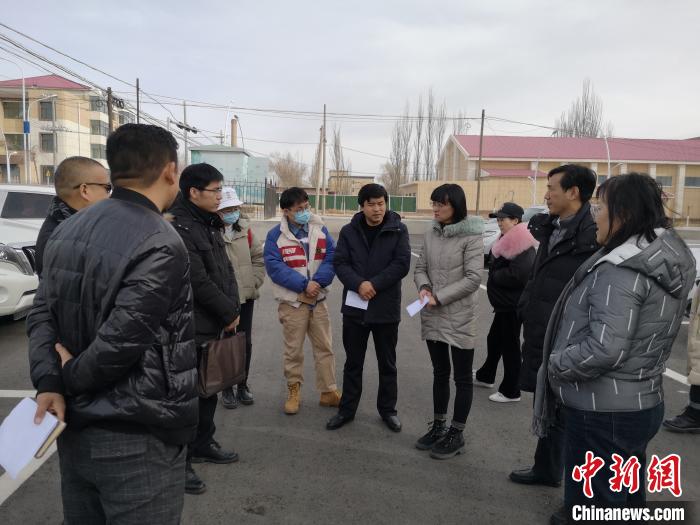 圖為青海大學(xué)工作人員正在現(xiàn)場考察該項(xiàng)目進(jìn)行情況?！±罱瓕?攝