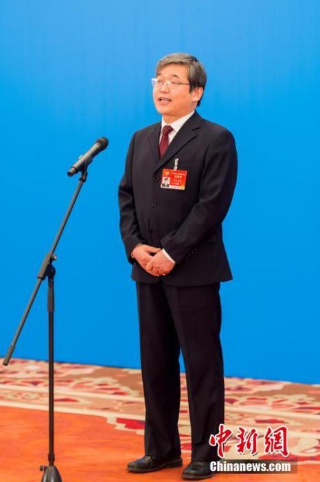 3月10日，全國(guó)政協(xié)十三屆四次會(huì)議第三場(chǎng)“委員通道”采訪(fǎng)活動(dòng)在北京人民大會(huì)堂新聞發(fā)布廳舉行。圖為全國(guó)政協(xié)委員阿拉坦倉(cāng)通過(guò)網(wǎng)絡(luò)視頻方式接受媒體采訪(fǎng)。<a target='_blank' ><p  align=