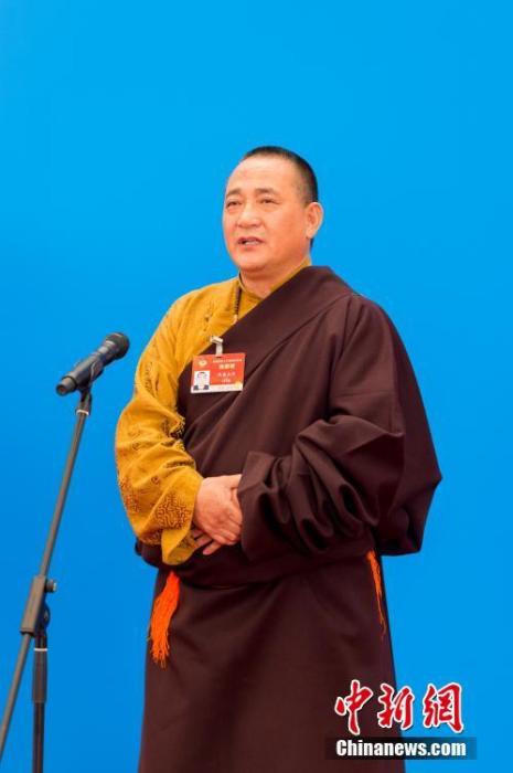3月10日，全國(guó)政協(xié)十三屆四次會(huì)議第三場(chǎng)“委員通道”采訪(fǎng)活動(dòng)在北京人民大會(huì)堂新聞發(fā)布廳舉行。圖為全國(guó)政協(xié)委員洛桑山丹通過(guò)網(wǎng)絡(luò)視頻方式接受媒體采訪(fǎng)。<a target='_blank' ><p  align=
