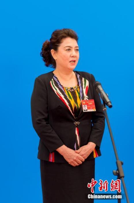 3月10日，全國(guó)政協(xié)十三屆四次會(huì)議第三場(chǎng)“委員通道”采訪(fǎng)活動(dòng)在北京人民大會(huì)堂新聞發(fā)布廳舉行。圖為全國(guó)政協(xié)委員古麗帕麗·阿不都拉通過(guò)網(wǎng)絡(luò)視頻方式接受媒體采訪(fǎng)。<a target='_blank' ><p  align=