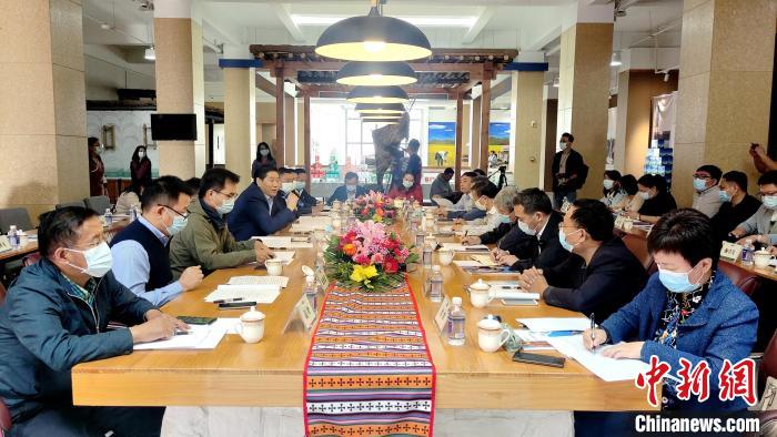 圖為國(guó)家糧食產(chǎn)業(yè)(青稞深加工)技術(shù)創(chuàng)新分中心在西藏拉薩掛牌儀式現(xiàn)場(chǎng)。　貢桑拉姆 攝