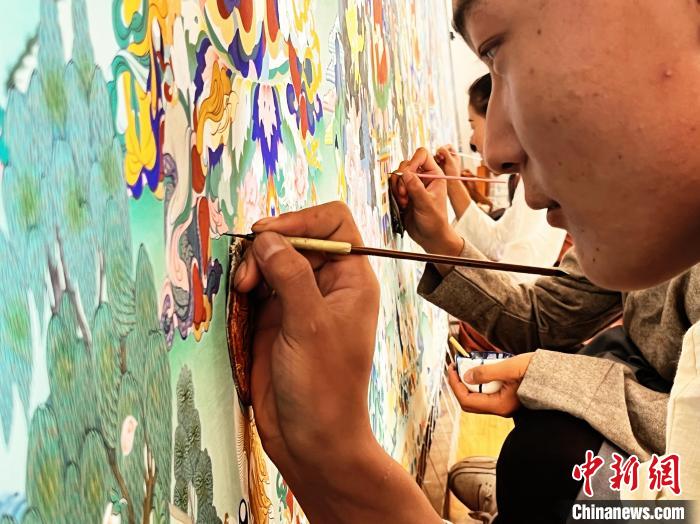 圖為畫師繪畫唐卡?！●R文莉 供圖