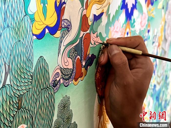 圖為畫師繪畫唐卡?！●R文莉 供圖