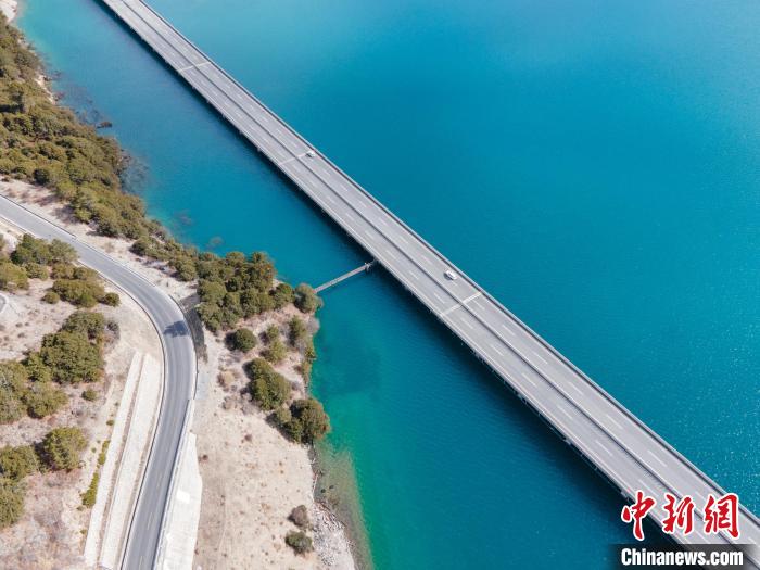 圖為西藏林拉高等級公路多布湖段風光?！〗w波 攝