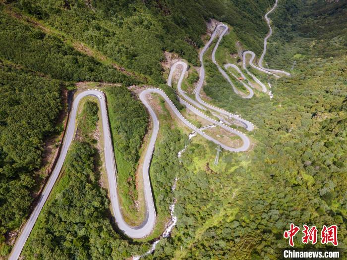 圖為西藏山南錯那縣的盤山公路，錯那縣被命名為全國“四好農村路”示范縣?！〗w波 攝