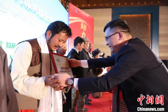 圖為拉薩市銀企對(duì)接洽談會(huì)現(xiàn)場(chǎng)?！「裆愔?攝