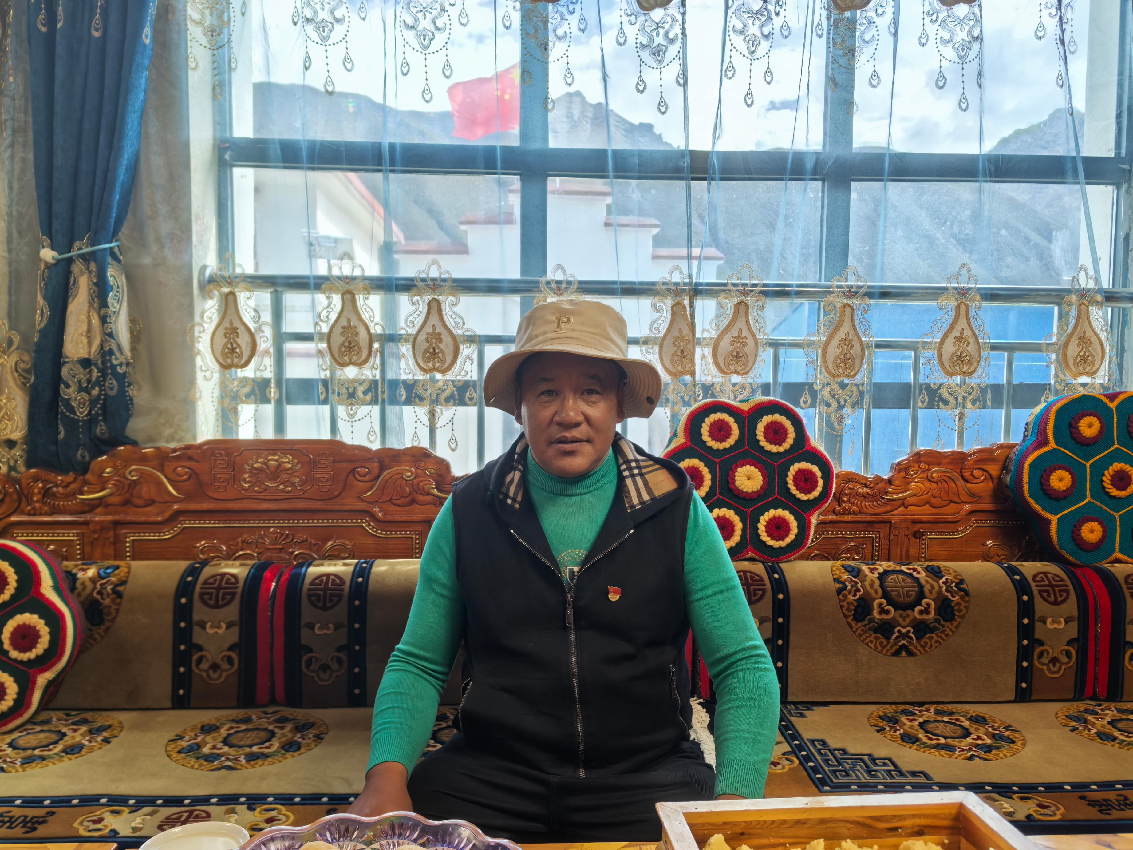 斯定咔村村民在自家客廳。 人民網(wǎng)記者 黃玉琦攝