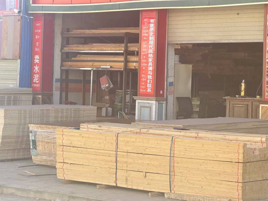 白朗縣頗羅鼐大道西段人行道擺放建材。圖片由留言網(wǎng)友提供