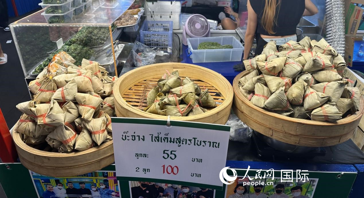 泰國(guó)街頭小吃店售賣粽子。人民網(wǎng)記者 簡(jiǎn)承淵攝