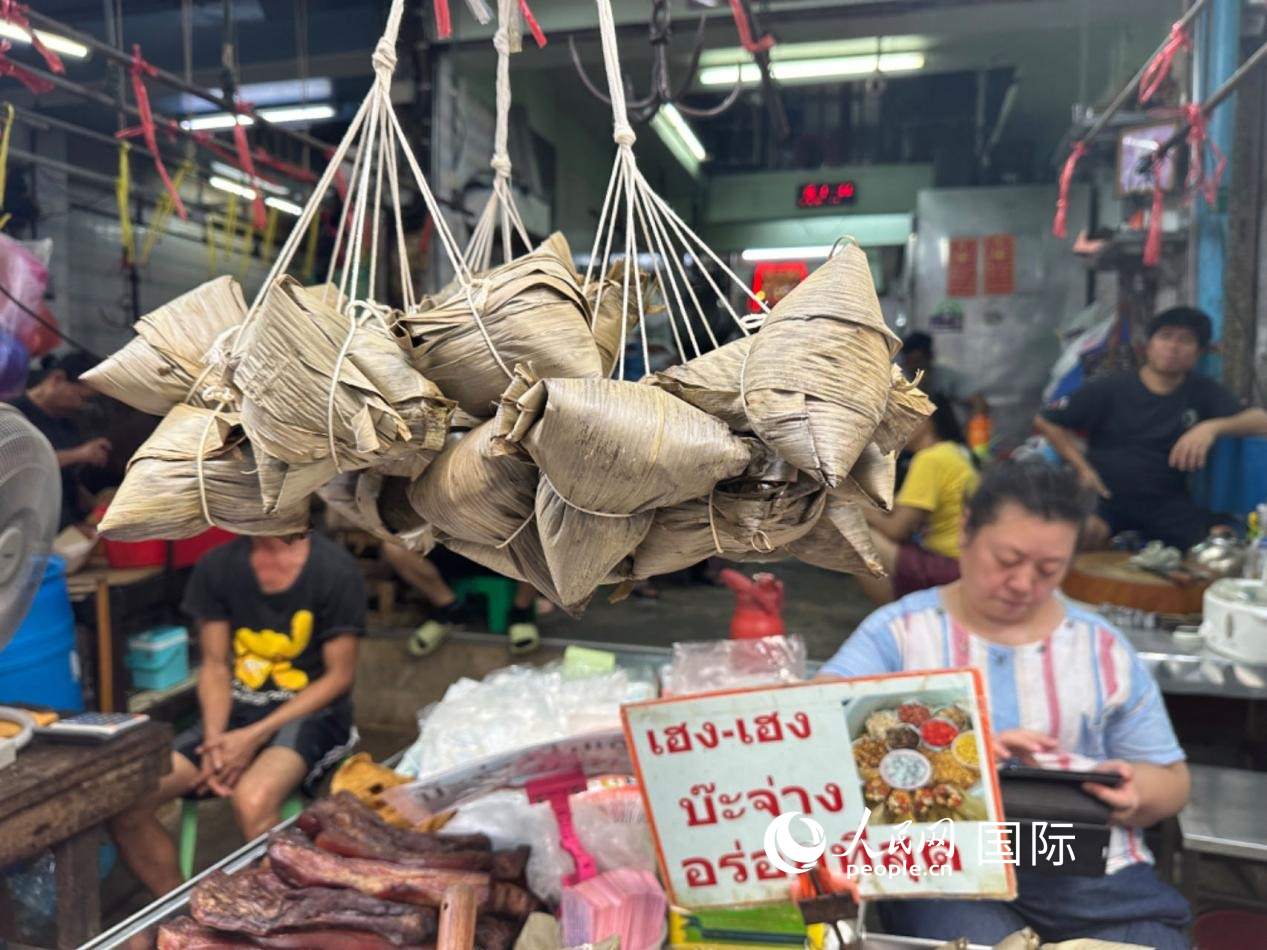 唐人街店鋪售賣的粽子。人民網(wǎng)記者 簡(jiǎn)承淵攝