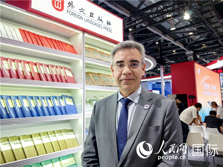 巴西東進出版社社長高文勇接受人民網(wǎng)專訪。人民網(wǎng)記者 符園園攝