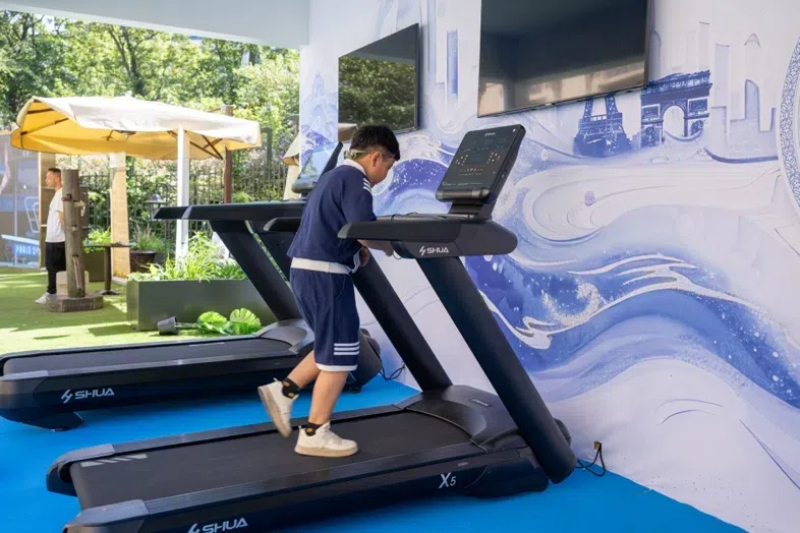 小朋友在智慧體育公園體驗跑步機。巴黎