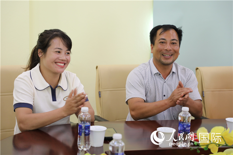 越南沙巴市黃連寄宿制民族小學(xué)老師阮氏秋姮、阮文享。人民網(wǎng)記者簡(jiǎn)承淵攝