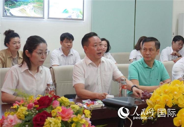 越中電力公司董事長(zhǎng)李志雄（前排左二）介紹越南電力情況。葛沙莎攝