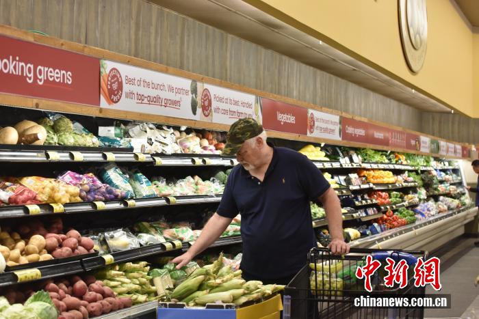 當(dāng)?shù)貢r(shí)間7月18日，美國(guó)密歇根大學(xué)公布報(bào)告顯示，7月美國(guó)消費(fèi)者信心指數(shù)升至61.8，為近5個(gè)月以來(lái)的最高值。圖為美國(guó)民眾在馬里蘭州羅克韋爾一超市購(gòu)物。 <a target='_blank' href='/' _fcksavedurl='/'><p  align=