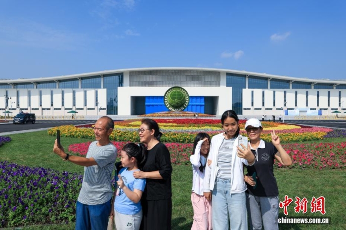 8月31日，天津，市民在2025年上海合作組織峰會(huì)主會(huì)場(chǎng)外自拍。當(dāng)日，2025年上海合作組織峰會(huì)在天津舉行。<a target='_blank' href='/'><p  align=