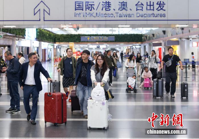 10月8日是國慶中秋假期最后一天，大量旅客在北京首都國際機場出行。 <a target='_blank' href='/' _fcksavedurl='/'><p  align=