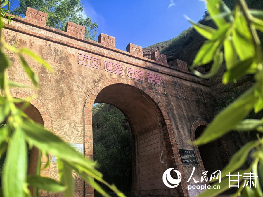 冶力關(guān)鎮(zhèn)嘆為觀止的丹霞地貌——赤壁幽谷。人民網(wǎng)記者 周婉婷攝