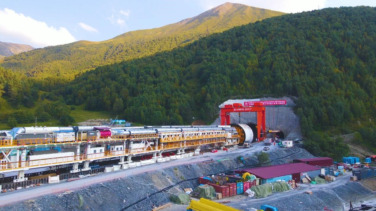 “高加索號”單護盾硬巖掘進機（TBM）。中鐵隧道局格魯吉亞KK公路隧道項目部供圖