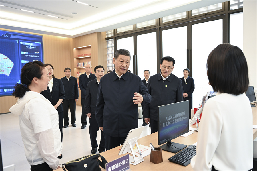 2024年4月22日至24日，中共中央總書記、國(guó)家主席、中央軍委主席習(xí)近平在重慶考察。這是22日下午，習(xí)近平在九龍坡區(qū)謝家灣街道民主村社區(qū)考察。新華社記者 謝環(huán)馳 攝