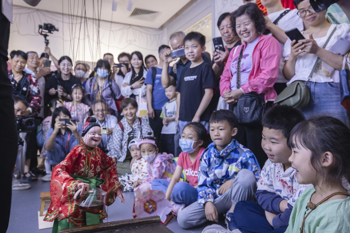 5月1日，廣州市白鵝潭大灣區(qū)藝術(shù)中心非物質(zhì)文化遺產(chǎn)館內(nèi)，精彩的梅縣提線木偶戲表演吸引了眾多游客駐足觀賞。 來源：人民圖片網(wǎng)