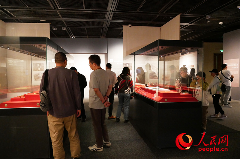 “五一”假期，游客在首都博物館參觀展覽。人民網(wǎng)記者 韋衍行攝