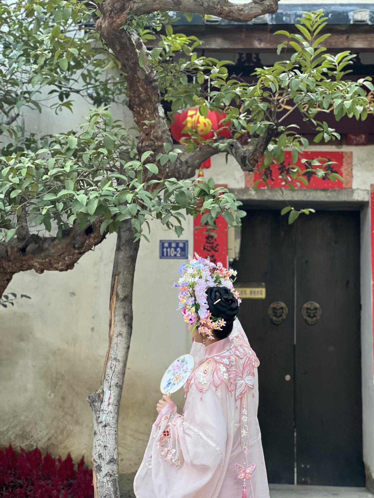 福建泉州，頭戴簪花的游客正拍照留念。人民網(wǎng) 歐陽易佳攝