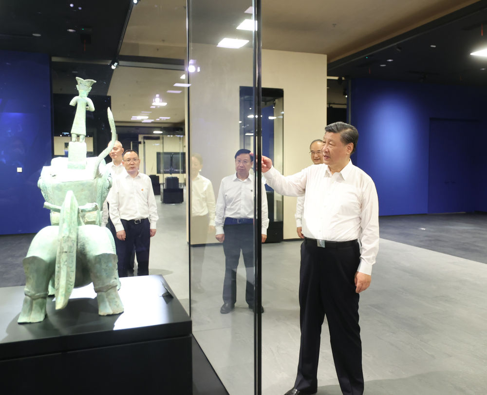 2023年7月26日，習(xí)近平總書記在四川省德陽市考察了三星堆博物館，了解當(dāng)?shù)貧v史文化遺址發(fā)掘研究、文物保護(hù)修復(fù)等情況。