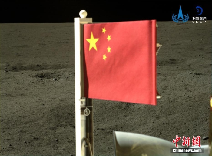 6月4日，中國國家航天局公布了嫦娥六號探測器在月球背面的五星紅旗展示影像。鮮艷的五星紅旗再次閃耀月球，這也是中國首次在月球背面獨立動態(tài)展示國旗。<a target='_blank' href='/'><p  align=