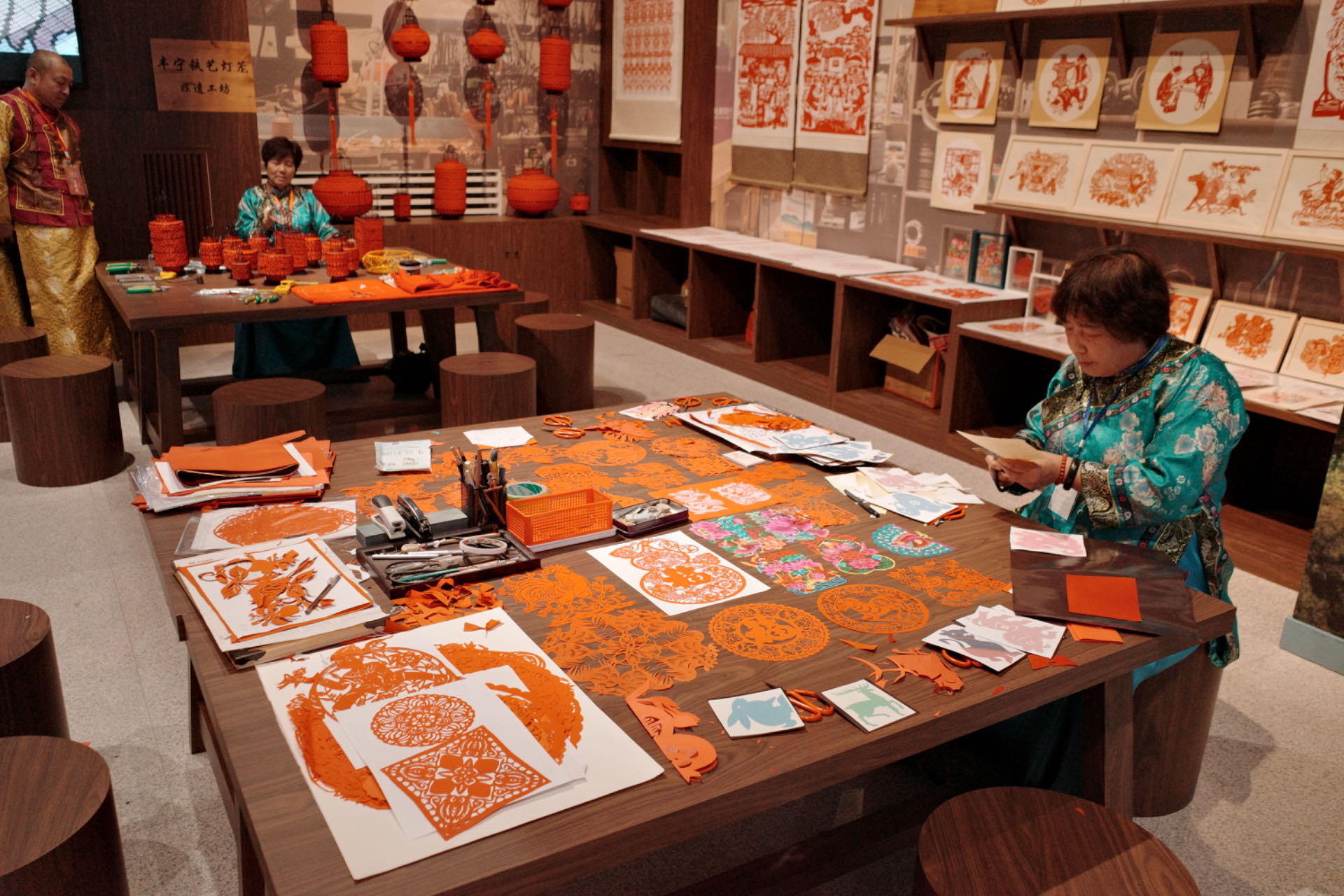 “氣象萬千——中國非遺保護(hù)實(shí)踐主題展”上，非遺傳承人現(xiàn)場展示。人民網(wǎng)記者 劉微攝