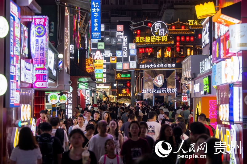 6月21日，貴陽(yáng)，青云市集內(nèi)游人如織。人民網(wǎng)記者 翁奇羽攝