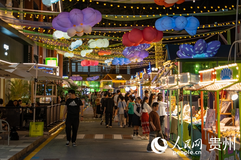 6月21日，貴陽(yáng)新印廠霓虹閃爍，映照城市夜生活。人民網(wǎng) 陽(yáng)茜攝