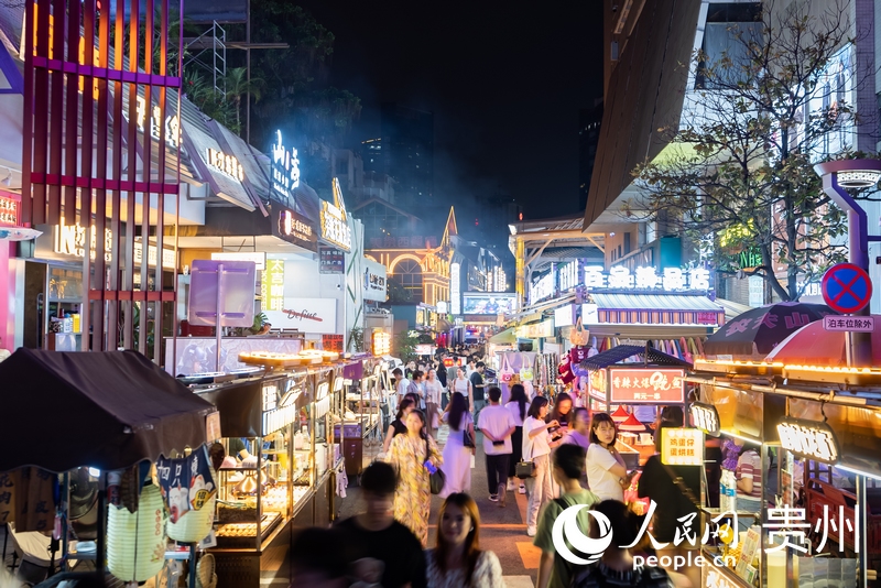 6月21日，夜幕下人頭攢動(dòng)的貴陽(yáng)市太平路街區(qū)。人民網(wǎng)記者 涂敏攝