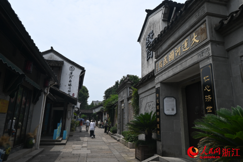 運河邊的老建筑被完好保存下來。人民網(wǎng)記者 張麗瑋攝