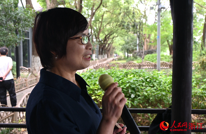 面向運河，任國萍放聲歌唱。人民網(wǎng)記者 張麗瑋