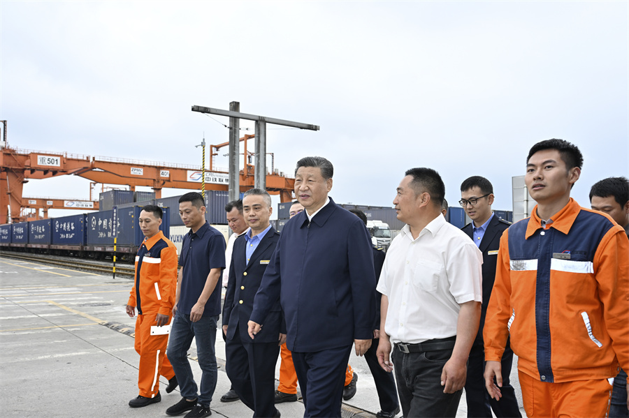 2024年4月22日至24日，中共中央總書記、國家主席、中央軍委主席習(xí)近平在重慶考察。這是22日下午，習(xí)近平在重慶國際物流樞紐園區(qū)重慶鐵路集裝箱中心站，同貨車司機(jī)、列車司機(jī)、裝卸工人、場站管理人員等親切交流。新華社記者 岳月偉 攝