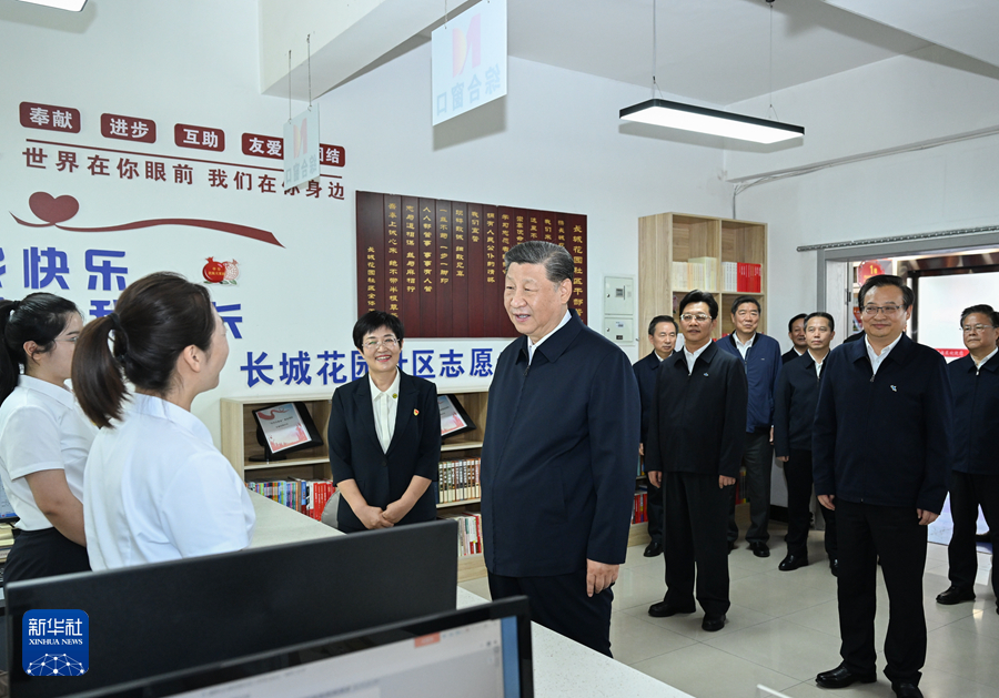 2024年6月19日下午，習(xí)近平在寧夏銀川市金鳳區(qū)長城花園社區(qū)黨群服務(wù)中心便民服務(wù)廳了解社區(qū)開展便民惠民服務(wù)等情況。新華社記者 謝環(huán)馳 攝