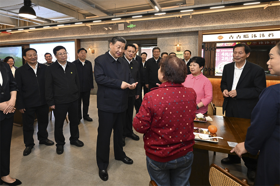 2024年4月22日下午，習(xí)近平在九龍坡區(qū)謝家灣街道民主村社區(qū)考察時，同正在社區(qū)食堂就餐的群眾親切交流。新華社記者 謝環(huán)馳 攝