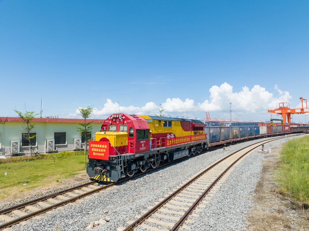 01 陸海新通道第20000列班車。陸海新通道運(yùn)營公司供圖