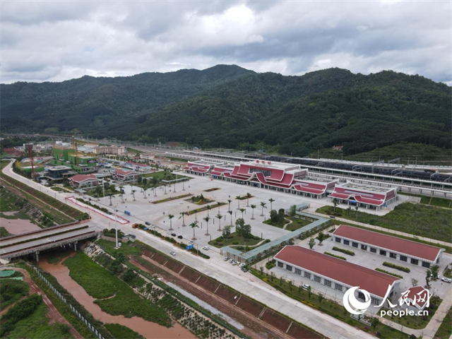 航拍云南磨憨口岸。 人民網(wǎng)記者 符皓攝