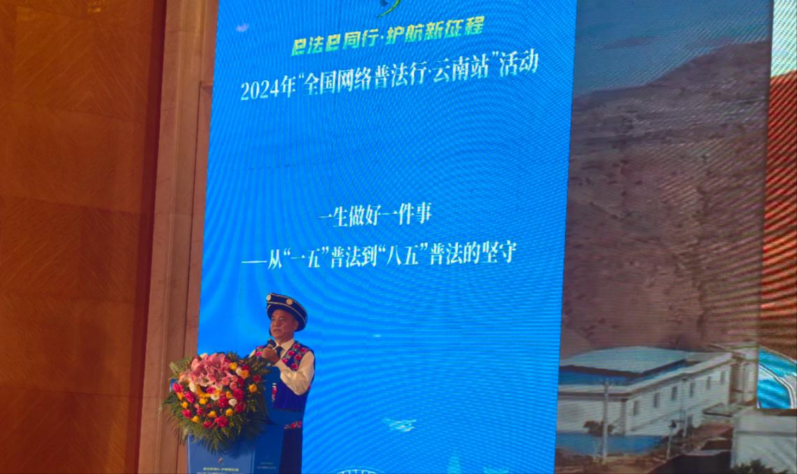 李學(xué)平分享普法的故事。人民網(wǎng)記者 孝金波攝