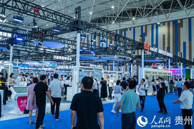 2、2024數(shù)博會共吸引400余家展商參展。人民網(wǎng) 陽茜攝.jpg