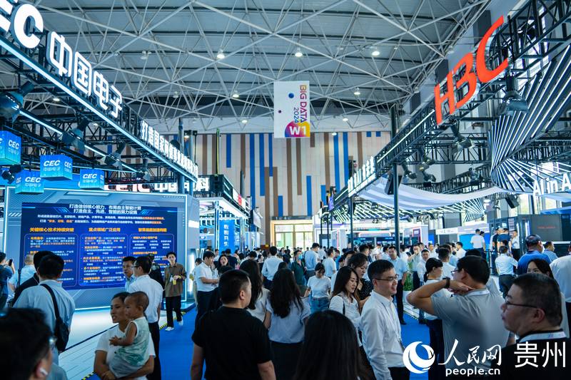 3、2024數(shù)博會共吸引400余家展商參展。人民網(wǎng) 陽茜攝.jpg