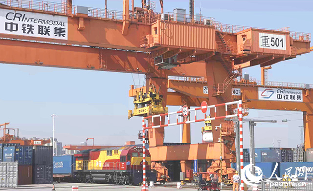 位于重慶國(guó)際物流樞紐園區(qū)的重慶鐵路集裝箱中心站。 人民網(wǎng)記者 劉祎攝