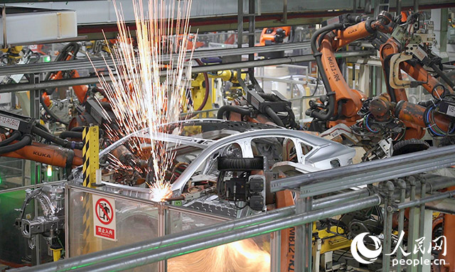 長(zhǎng)安汽車兩江工廠，機(jī)械臂正在工作。人民網(wǎng)記者 劉祎攝