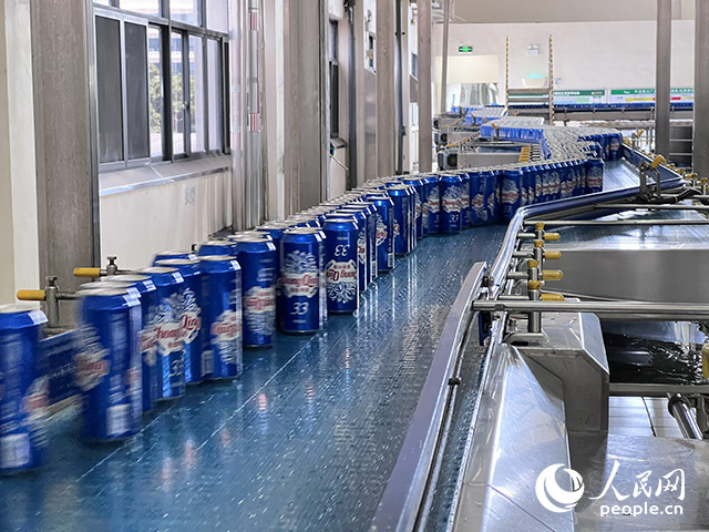 重慶啤酒包裝車間易拉罐生產(chǎn)線。人民網(wǎng)記者 胡虹攝